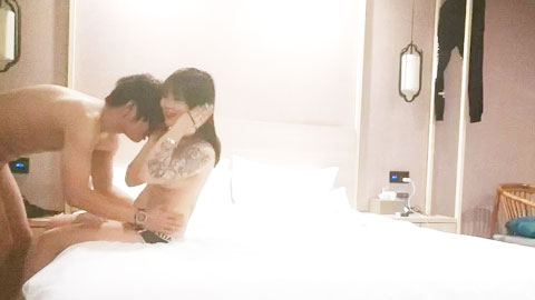 迷妹推荐--外表文静，花臂满背纹身外围，跪地深喉吃屌，翘起肥臀一顿操，非常耐操