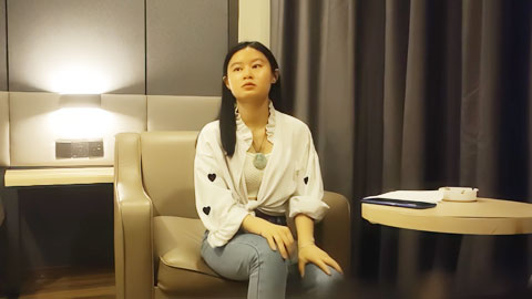 迷妹推荐--白衣牛仔裤甜美嫩妹，乖巧可爱多姿势干爽她