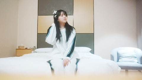 迷妹推荐--大胸萝莉妹妹，刚换了最新iPhone好开心，数完现金裸体相见，阴毛浓密欲望强，花式啪啪高潮袭来