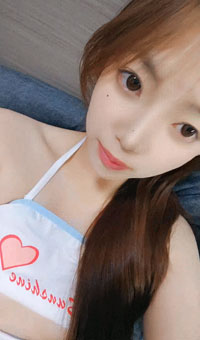 纯小美女一枚，全程露脸白丝情趣穿着性感的小内衣诱惑狼友，互动撩骚听指挥跳蛋塞逼里道具抽插，呻吟可射