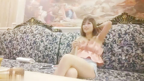 迷妹推荐--短发小姐姐，边唱情歌边被旁边小伙狂摸，沙发视角调情啪啪，酒精刺激下超级主动