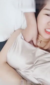 欲望少妇露脸颜值不错大骚奶子勾搭小哥，揉奶子玩逼好多淫水，陪狼友撩骚让小哥大鸡巴爆草抽插