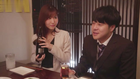 新入社員歡迎會喝醉酒的我被公司櫃姐帶回家榨取精子到早上的一夜--01