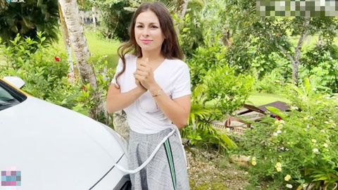 车在突然坏了 女司机求助庄园大哥