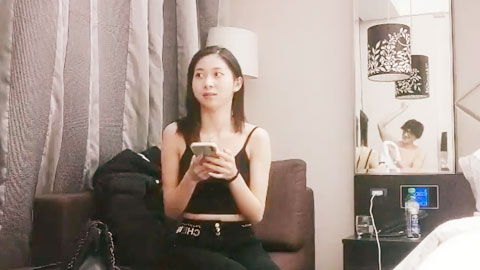 迷妹推荐--夜战知性美女，69姿势揉搓美穴，好紧和橡皮筋箍住一样，骑乘打桩流了好多水，操的妹子受不了