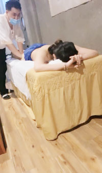 真实SPA按摩店偷拍，男人的梦想职业，小少妇