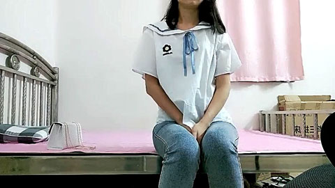 迷妹推荐--良家小姐姐，出租房激情啪啪，原生态腋毛都没刮，青涩害羞娇喘诱人