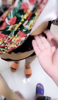 老婆在外面等着投喂，我和丈母娘在厨房里紧张日逼