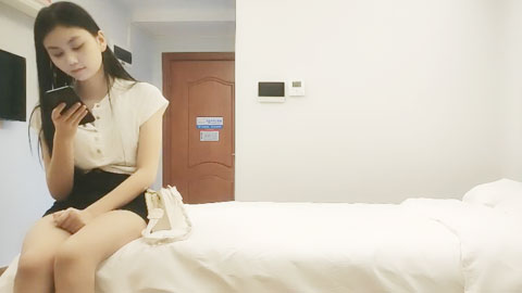 迷妹推荐--齐逼短裤修长美腿小姐姐，镜头前深喉口交，扶着细腰后入撞击，上位骑乘大力猛操