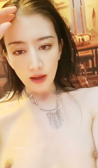 颜值大长腿女神！【嫩模芙蓉】钢管诱舞抽插淫水白浆