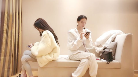 迷妹推荐--双飞00后极品嫩妹情趣漏奶黑丝抽插猛操淫荡激情