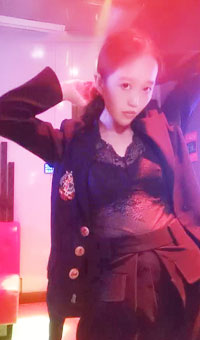 在KTV公厕里自慰，没尽兴回到包间里又干了一炮