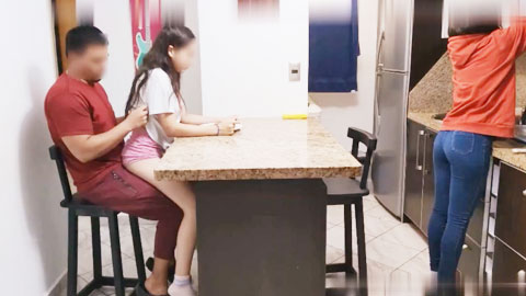 迷妹推荐--顽皮侄女喜欢变态男人的腿上吃饭_妻子全程无视