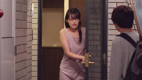 有一天，正在自慰的隔壁长相平凡的文艺太太误闯进了我的房间-002