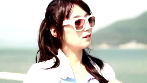 女人在有风景的海滩--下