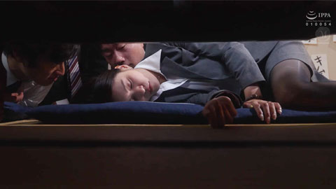 “我不能再喝了…”被逼着喝酒的女上司 毫无防备的连裤袜__001