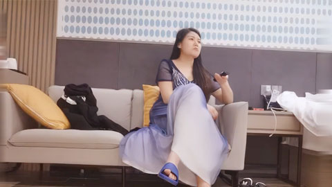 迷妹推荐--按摩店忽悠少妇接私单，来学一学如何搞定，175高个人妻，共浴做爱