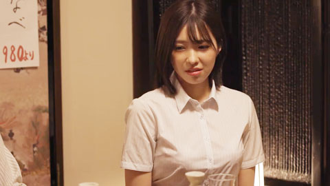 喝醉酒被同事抬去酒店干