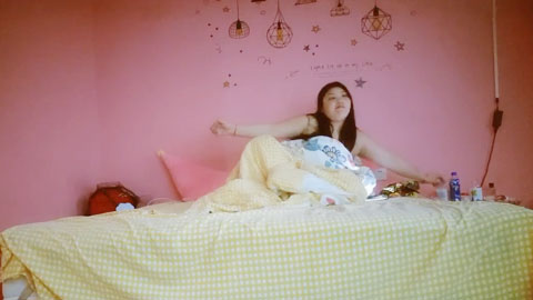 迷妹推荐--小姐姐白花花的肉体，一堆零食哄开心，酒店内肆意玩弄干逼