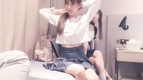 迷妹推荐--两个学生妹穿着制服的萝莉】双飞轮流操她们，可以延年益寿呀