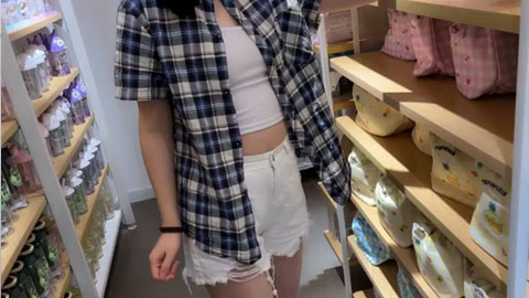 商场搭讪02嫩妹，脱衣服被惊艳到了，有男朋友还发差