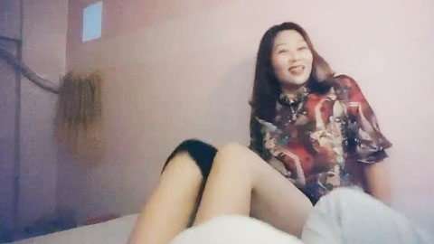 迷妹推荐--聊了个风韵犹存的大姐，有种初恋的感觉。带着大姐去酒店开房，穿上黑丝，更有韵味了