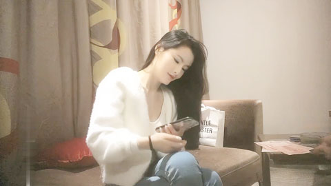 迷妹推荐--性感白色毛衣菇凉