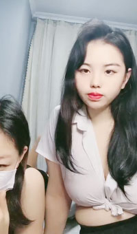 撅着屁股互相抠