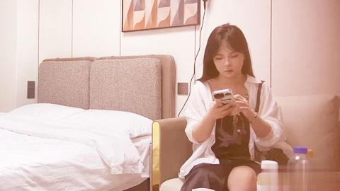 迷妹推荐--一个微胖妹子尝试多镜头拍摄，口活非常好，下面没毛侧身干的时候表情非常痛苦