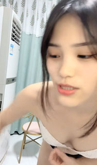 清纯美少女，颜值甜妹约炮，细腰美腿好身材，扶屌入穴自己动