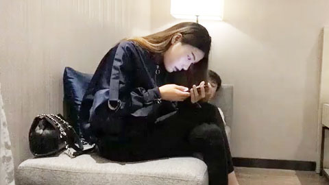 迷妹推荐--最好玩这类型的了，抱起狂插，汗流浃背小伙暴力输出，中途大姨来了只好作罢