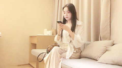 迷妹推荐--约了个性感大长腿妹子啪啪，互摸舔弄口交抬腿侧入大力猛操