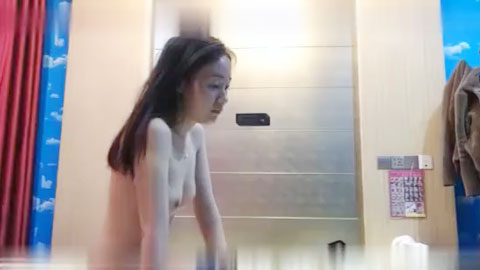 迷妹推荐--被大哥各种玩弄。奶白臀圆，吃鸡很专业，半脱牛仔裤，漏出屁股，按在床上操，太爽了