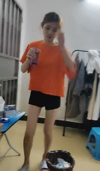 放假的女友来亲戚了 不让搞改用嘴