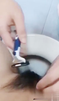 真实母子乱伦给老妈剃逼毛，舔逼插入高潮，对白精彩