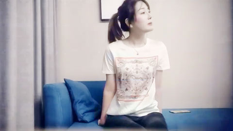 迷妹推荐--长相甜美T恤马尾妹子啪啪，让妹子自摸特写口交后入抽插大力猛操