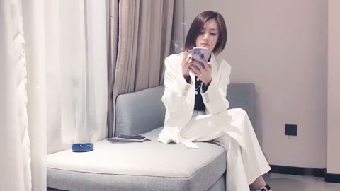 迷妹推荐--短髮英气大长腿妹子也有淫蕩一面 沙发上爆操