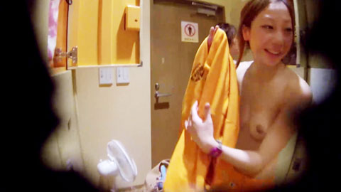 公共浴池偷拍女宾洗浴间和更衣室内年轻漂亮妹子洗澡换衣全程入镜的美女身材一流