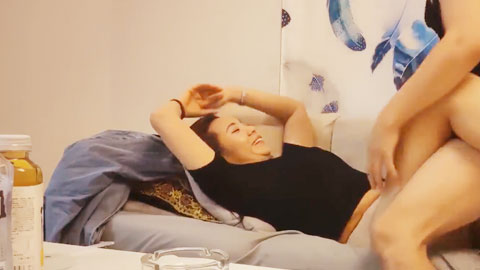 迷妹推荐--风骚少妇_埋头口交舔屌，翘起大屁股扶腰后入，一下下撞击操爽了