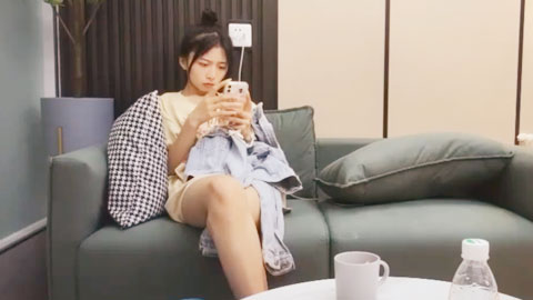 迷妹推荐--青春美少女80多斤纖細美腿高清拍攝超近視角騎乘抽插站立後入