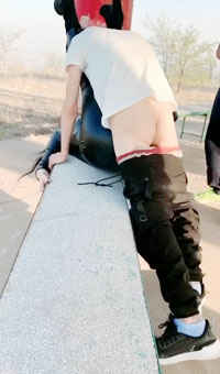 户外凉亭3P车震，很能叫唤全程杀猪般嚎叫