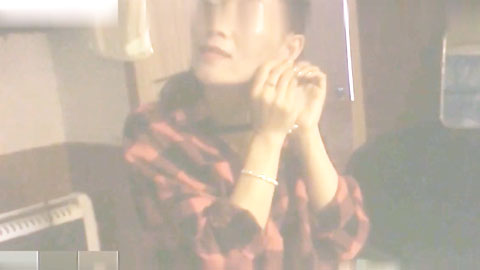 迷妹推荐--花小钱办大事。身材苗条，怼屁股操的啪啪作响，给大姐差点怼地上，这种老鸡的叫床呻吟真上头，太有瘾了