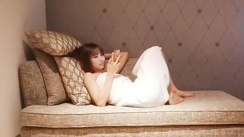 迷妹推荐--极品短发反差女神，神似柳岩，模特身材，美乳翘臀大长腿，沙发近景视角