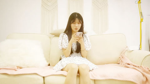 迷妹推荐--花裙妹子，穿上黑丝撕裆口交舔弄，骑乘后入猛操呻吟大声非常诱人