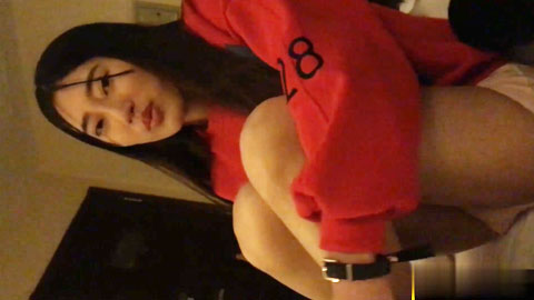 迷妹推荐--骚货人妻与情人酒店偷情_老公打电话来时还在玩着别人的JB