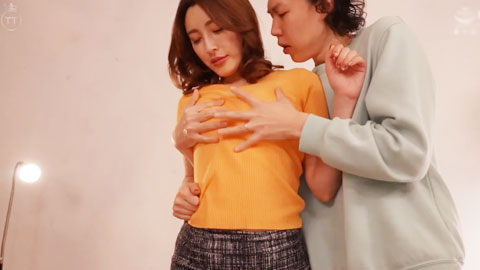 前辈的老婆实时激吻：最佳的出轨对象，时间允许的情况下完整地享受，一见钟情就可以进行中出性爱_森泽佳奈__002