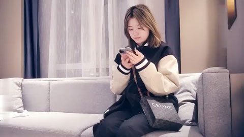 迷妹推荐--清纯十八岁女孩被操出血后哭了