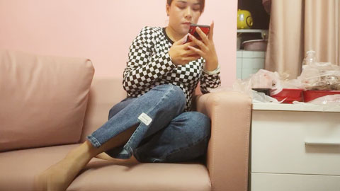 迷妹推荐--网聊的骚熟女，半推半就扒裤子扣穴，吃药操逼猛怼，搞完骚女自慰