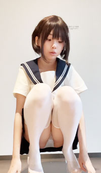 悠宝三岁_露脸新流出可爱短发白色水手服jk透明高跟鞋白丝第二弹弹力摇自慰