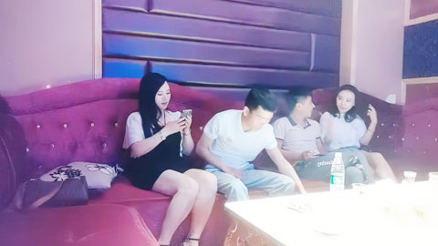 迷妹推荐--歌厅探花专攻KTV小姐姐，深夜场叫了两个妹子一人一个4P，沙发上翘起屁股后入撞击，抬起双腿猛操晃动大奶子